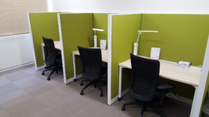 共同自習室の写真で机と椅子が３つずつあります